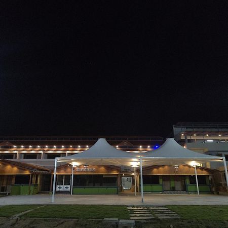 Yanam Resorts Buitenkant foto